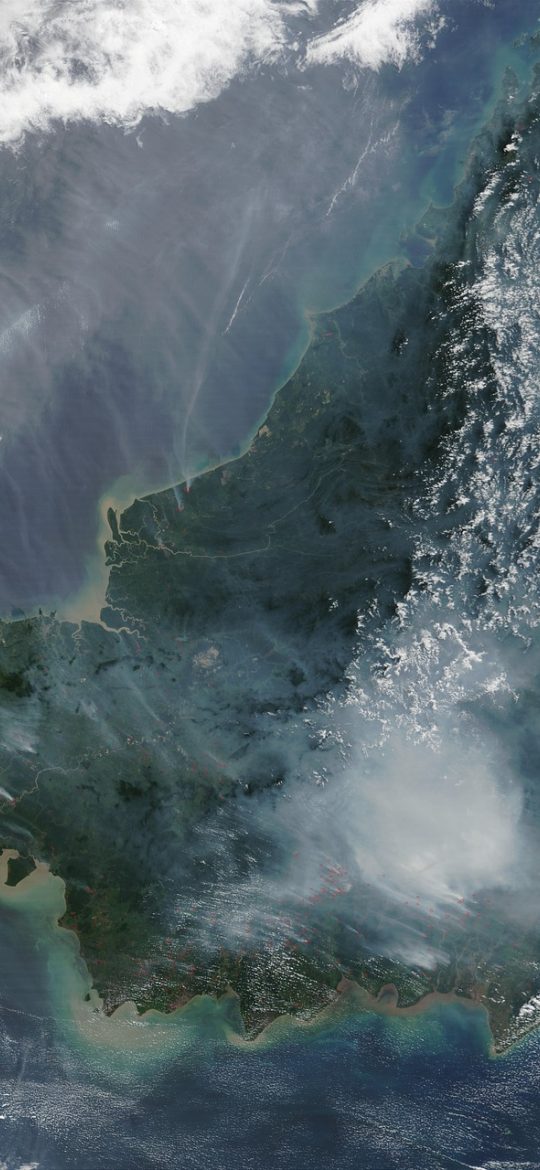 在线地图高清卫星地图 App 离线缓存界面，用户框选山区区域并显示预计占用空间与缓存进度条
